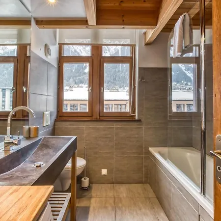 2 - Charming 2 Bedroom Haven In Apartament *